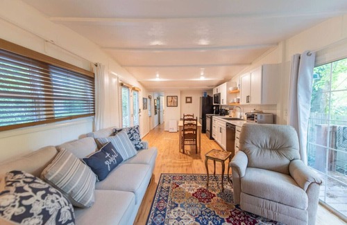 Winston - Salem Cottage | Tranquil Cottage w/Soaking Tub & Oversized Shower