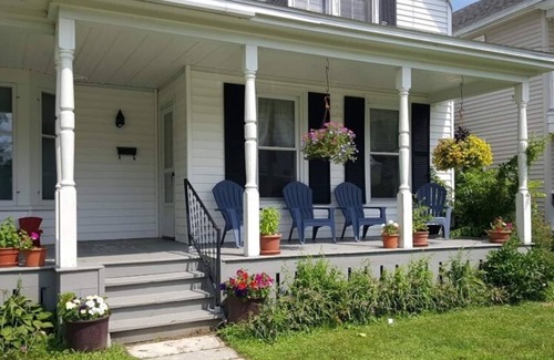 Greenwich House | Tranquil Country Home with Small Town Charm