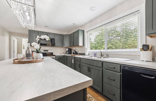 Maryville House | Tranquil Cozy 3BR Home with Deck & BBQ by RedAwning