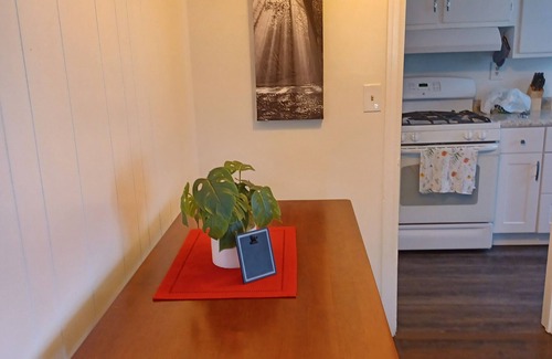 Lafayette House | Tranquil Cozy Retreat - Centrally Located