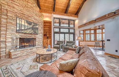 Helen Cabin | Tranquil creekside modern mountain cabin. Hike, fish, tube or just relax!