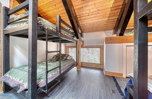 Helen Cabin | Tranquil creekside modern mountain cabin. Hike, fish, tube or just relax!