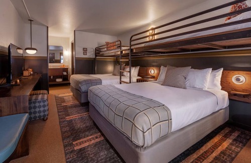 Branson Hotel | Tranquil Creekside Views and Nostalgic Vibes in a Cozy Getaway l 4 Family Rooms