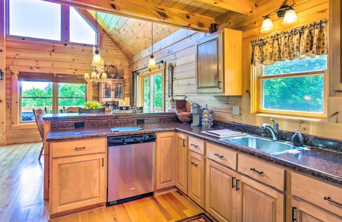 Vein Mountain Cabin | Tranquil Deck: Blue Ridge Mountain Retreat!