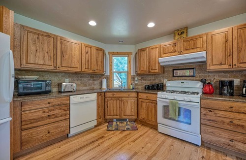 McCall Cabin | Tranquil DOG Friendly Mountain Cabin w/Bikes! 7 min Bike Ride to Beach Access @ Rotary Park!