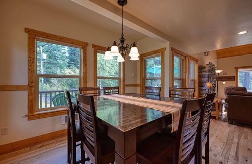 McCall Cabin | Tranquil DOG Friendly Mountain Cabin w/Bikes! 7 min Bike Ride to Beach Access @ Rotary Park!