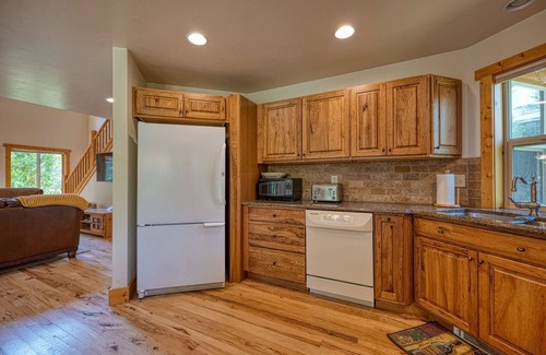 McCall Cabin | Tranquil DOG Friendly Mountain Cabin w/Bikes! 7 min Bike Ride to Beach Access @ Rotary Park!