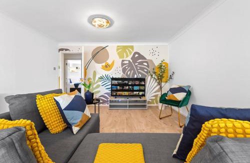 Bushey Apartment | Tranquil Escape In Hertfordshire, Free Parking, 2 Bed, 2 Bath, Sleeps 6