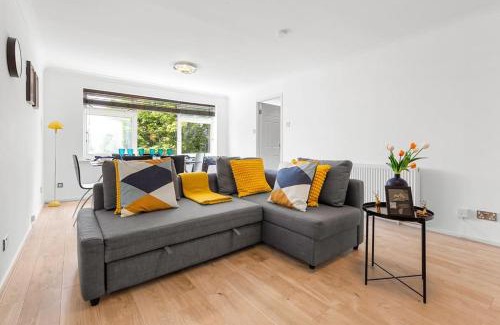 Bushey Apartment | Tranquil Escape In Hertfordshire, Free Parking, 2 Bed, 2 Bath, Sleeps 6