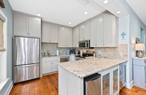 Fairhope Cottage | Tranquil Fairhope Cottage/Waterfront/Screened porch/fishing pier/bunk beds.