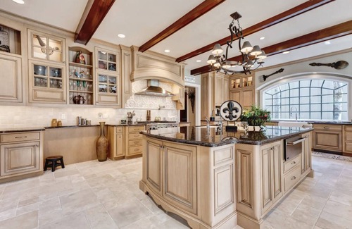 Hillsboro House | Tranquil Forest Chateau: hot spa, home theatre, outdoor bbq, w/lush green views