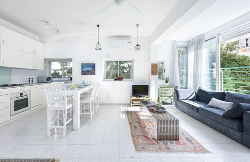 Tel Aviv Apartment | Tranquil Garden Retreat by Sea N Rent