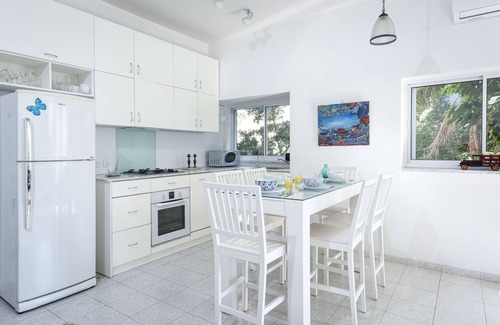 Tel Aviv Apartment | Tranquil Garden Retreat by Sea N Rent