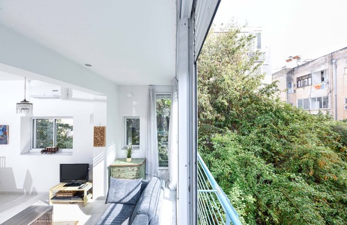 Tel Aviv Apartment | Tranquil Garden Retreat by Sea N Rent