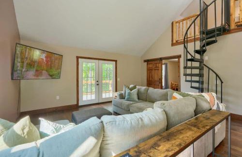Hallsville House | Tranquil Heights Cabin In Hocking Hills- HOT TUB!