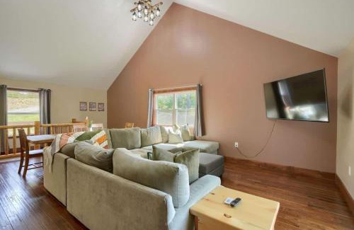 Hallsville House | Tranquil Heights Cabin In Hocking Hills- HOT TUB!