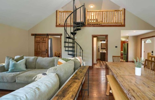 Hallsville Cabin | Tranquil Heights Cabin In Hocking Hills- HOT Tub!