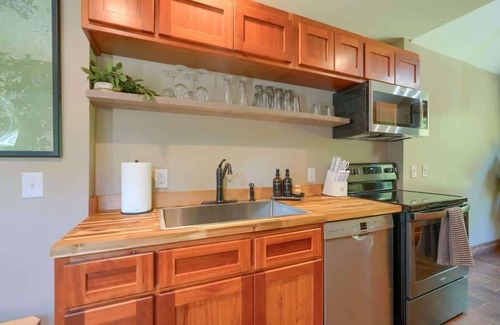 Hallsville Cabin | Tranquil Heights Cabin In Hocking Hills- HOT Tub!