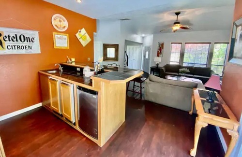 West Valley House | Tranquil Home Close To The Heartbeat Of The City