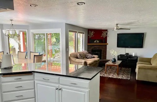 West Valley House | Tranquil Home Close To The Heartbeat Of The City