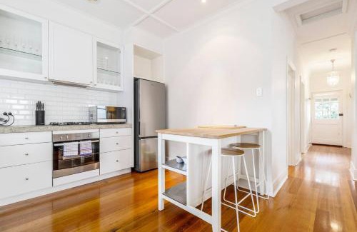 Prahran Apartment | Tranquil Inner-east Haven Moments from High Street