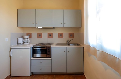 Ormos Koumeikon Apartment | Tranquil Island Studio with Pool Access and Relaxing Vibes