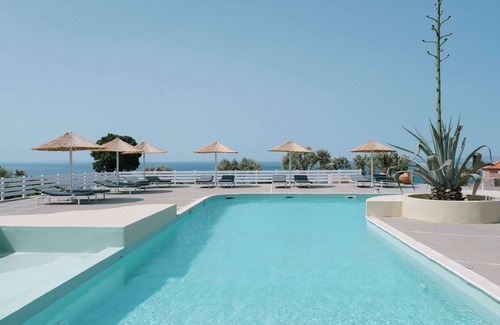 Ormos Koumeikon Apartment | Tranquil Island Studio with Pool Access and Relaxing Vibes
