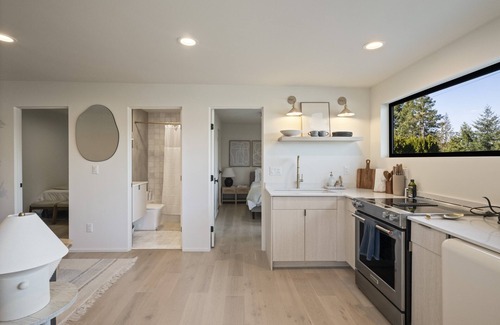 Bryn Mawr-Skyway Condo | Tranquil Lake View Guest Retreat