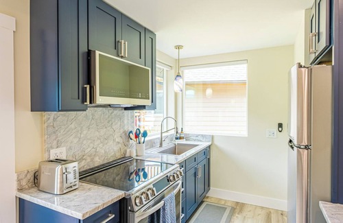 Port Angeles House | Tranquil Lakefront Escape - 3 bedroom Modern Cabin Retreat