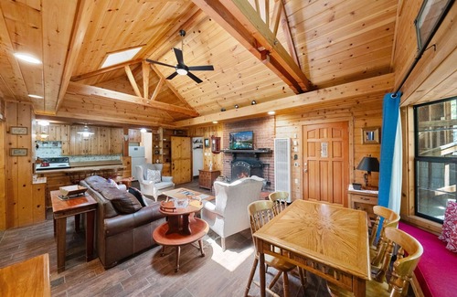 Idyllwild Cottage | Tranquil "Lazy Bear Cabin"of Fern Valley with Spa!