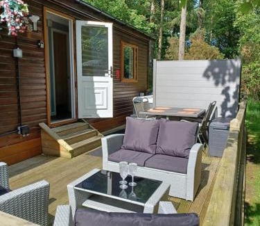 Morpeth Cabin | Tranquil Lodge hot tub and free golf