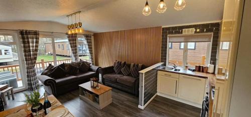 Morpeth Cabin | Tranquil Lodge hot tub and free golf