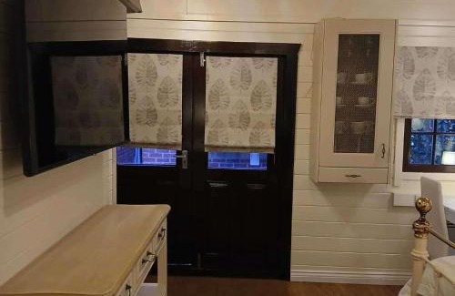 Netley House | Tranquil Lodge Retreat in Southampton