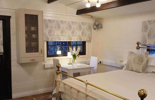 Netley House | Tranquil Lodge Retreat in Southampton