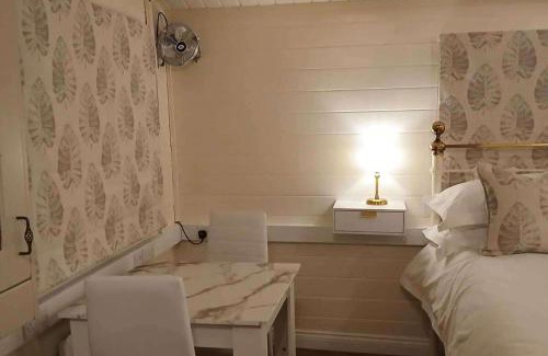 Netley House | Tranquil Lodge Retreat in Southampton
