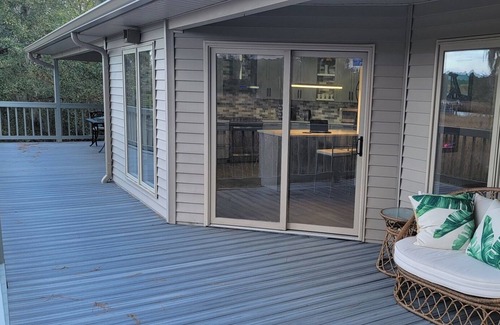Aurora House | Tranquil Lux Home with Dock