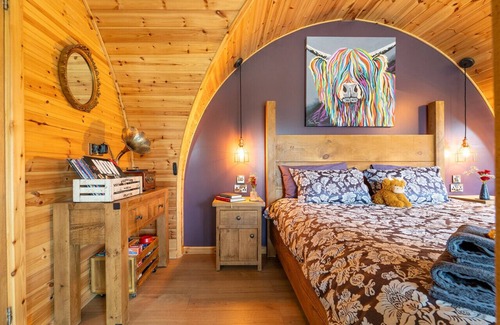 Clitheroe Cabin | Tranquil Luxury: Hot Tub, Firepit, & Superking-size bed