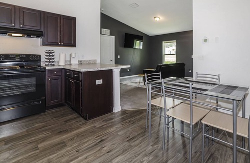 Silver Springs Shores House | Tranquil & Modern ~ 20min to Downtown ~ King Beds!