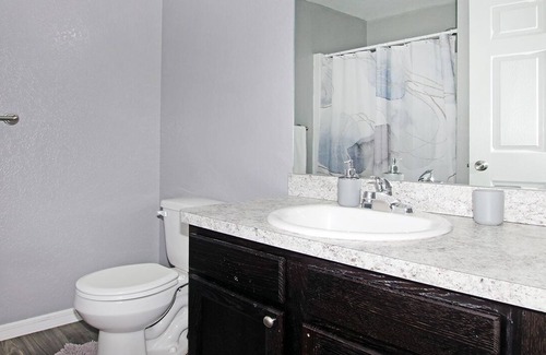 Silver Springs Shores House | Tranquil & Modern ~ 20min to Downtown ~ King Beds!