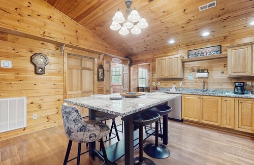 Sevierville Cabin | Tranquil mountain cabin w/game room, large garage & parking for boats and bikes