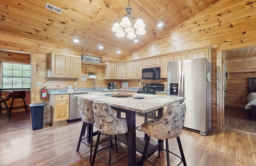 Sevierville Cabin | Tranquil mountain cabin w/game room, large garage & parking for boats and bikes