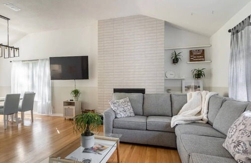 Lakewood Villa | Tranquil multilevel waterfront villa