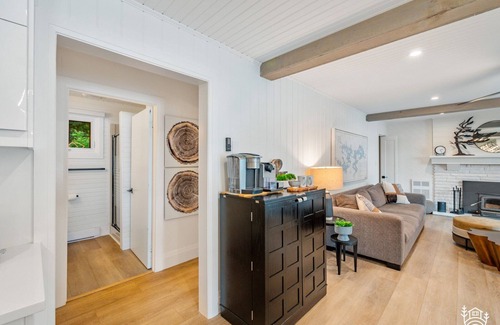 Gravenhurst Cottage | Tranquil Muskoka: Modern Interior, Sandy Beach, Sauna, Large Deck & Dog friendly