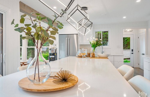 Gravenhurst Cottage | Tranquil Muskoka: Modern Interior, Sandy Beach, Sauna, Large Deck & Dog friendly