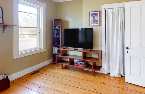 Northfield Other | Tranquil nature escape with lush yard, sauna, ideal location, fast WiFi & more