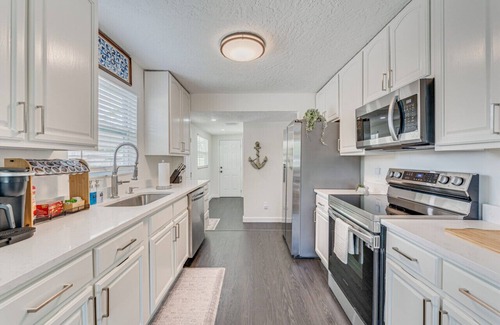 Disston Heights House | Tranquil Neighborhood Retreat