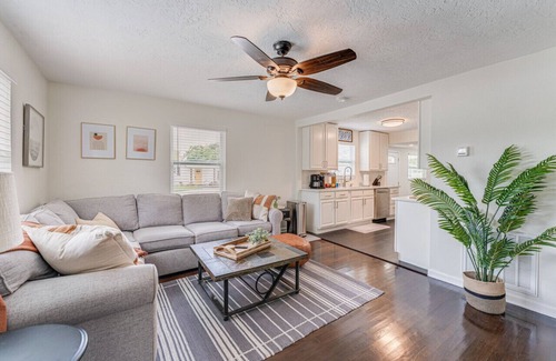 Disston Heights House | Tranquil Neighborhood Retreat