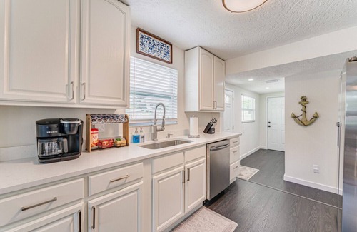 Disston Heights House | Tranquil Neighborhood Retreat