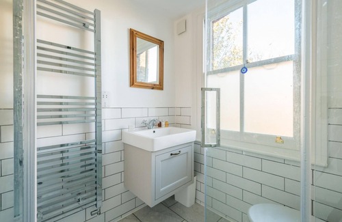 Ferndale Apartment | Tranquil Oasis by Pop Brixton