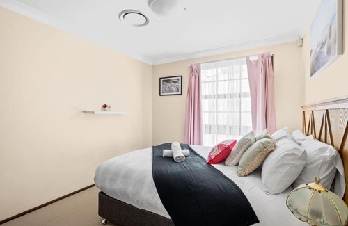 Milperra House | Tranquil Queen Room - Centrally Located at Milperra - Shared Bathroom